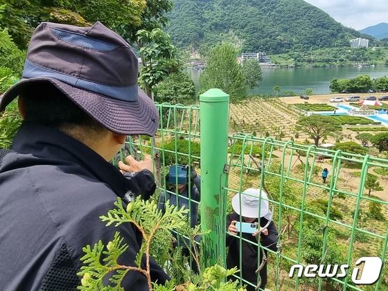 15일 경기 가평군 신천지평화궁전 앞에서 이만희 신천지예수교 증거장막성전 총회장을 규탄하는 집회가 열렸다. 집회 측과 신천지 교인들은 펜스를 사이에 두고 설전을 벌였다. 2023.06.15./뉴스1 양희문 기자  