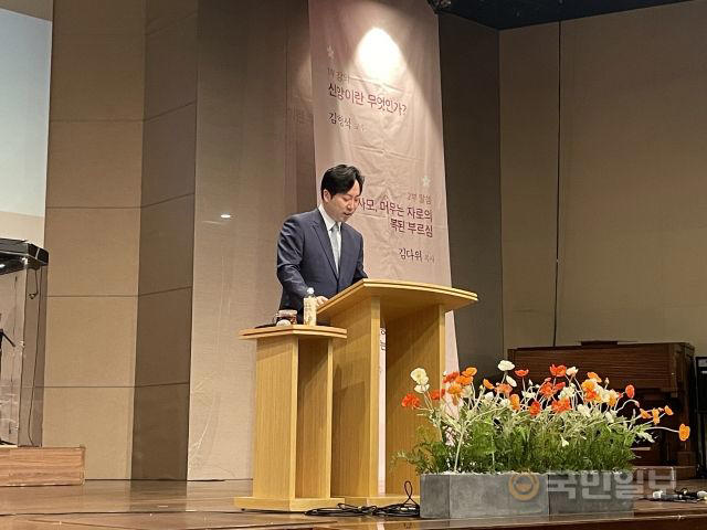 김다위 선한목자교회 목사가 강단에 서서 ‘사모, 머무는 자로의 복된 부르심’(창 26:12~25)이라는 제목으로 설교하고 있다.