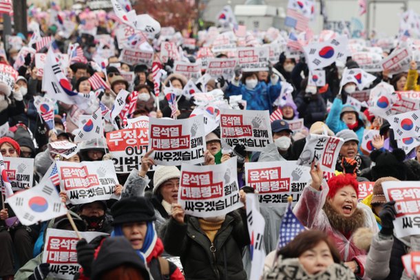 尹 지지율, 계엄 이후 첫 40% 돌파…민주당 